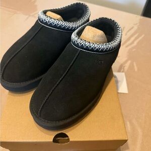 UGG Tasman Slippers Size 11 for Women’s, size 9 for Men’s Black